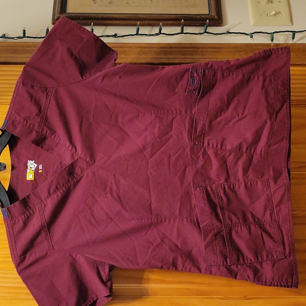 Wonder flex scrub top